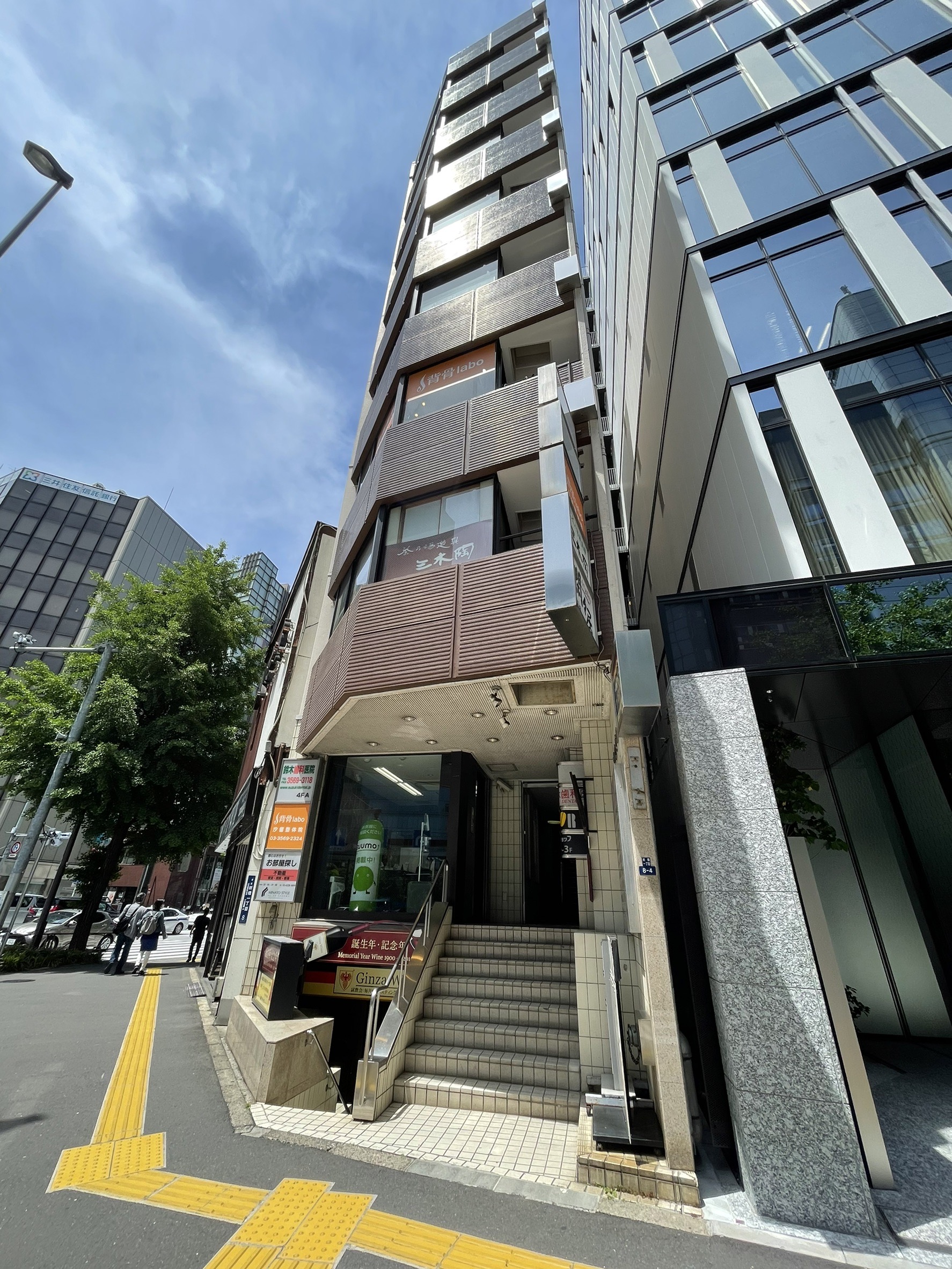 新橋駅から徒歩1分！！オフィス街の中心に位置する不動産屋です！