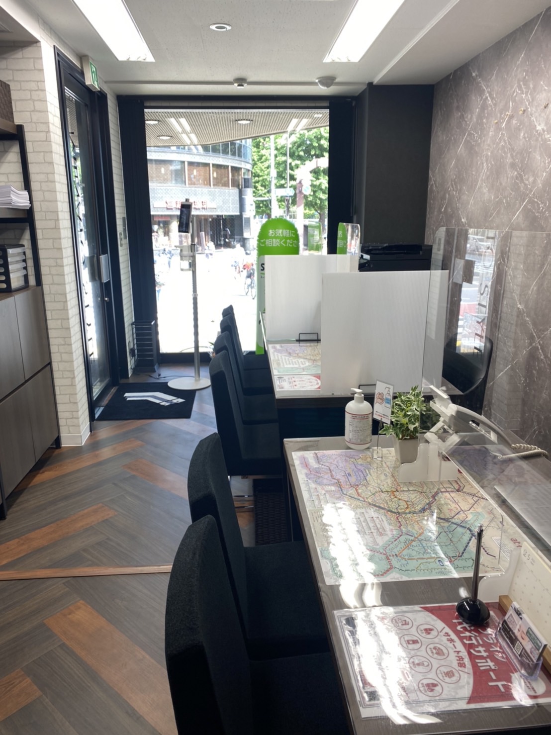 山手線新橋駅からより徒歩５分！！オフィス街の中心に店舗を構えております。