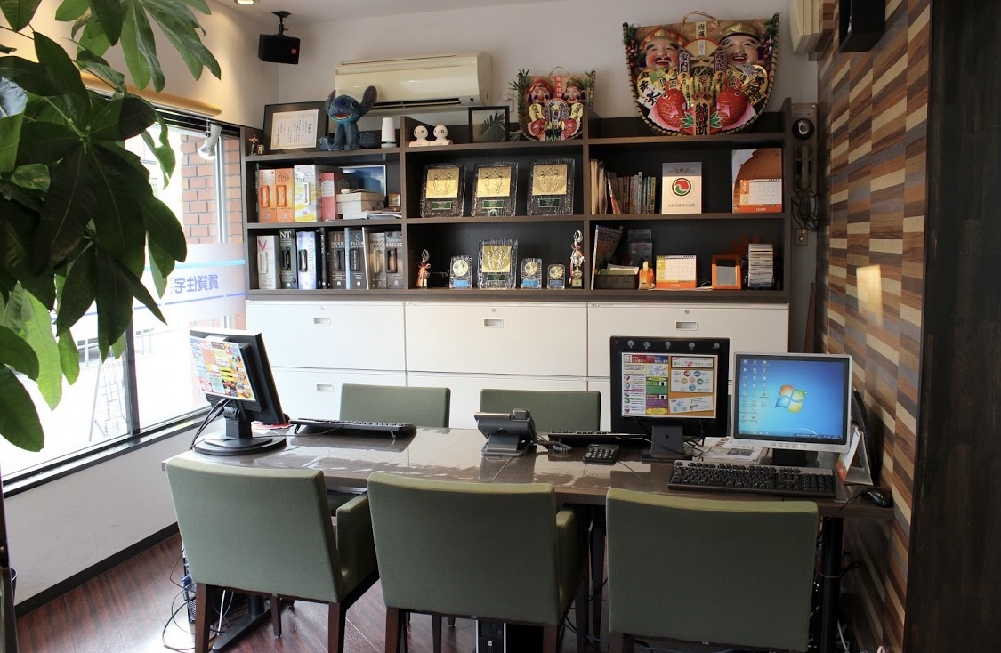 幅広い年齢層のスタッフで地域No.1のお店を目指しております。