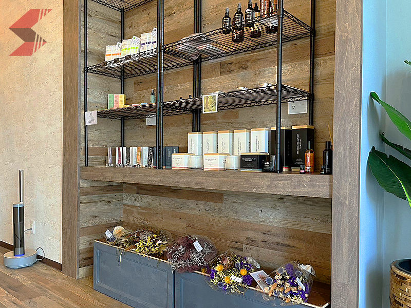 居心地の良い、カフェのような綺麗な店内！<br>人気のアロマグッズやドライフラワーの販売もしています！<br>