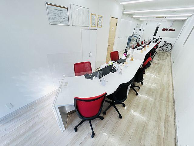 新店舗は1階・2階とゆとりのある空間で、ご相談内容でブースを分けております。