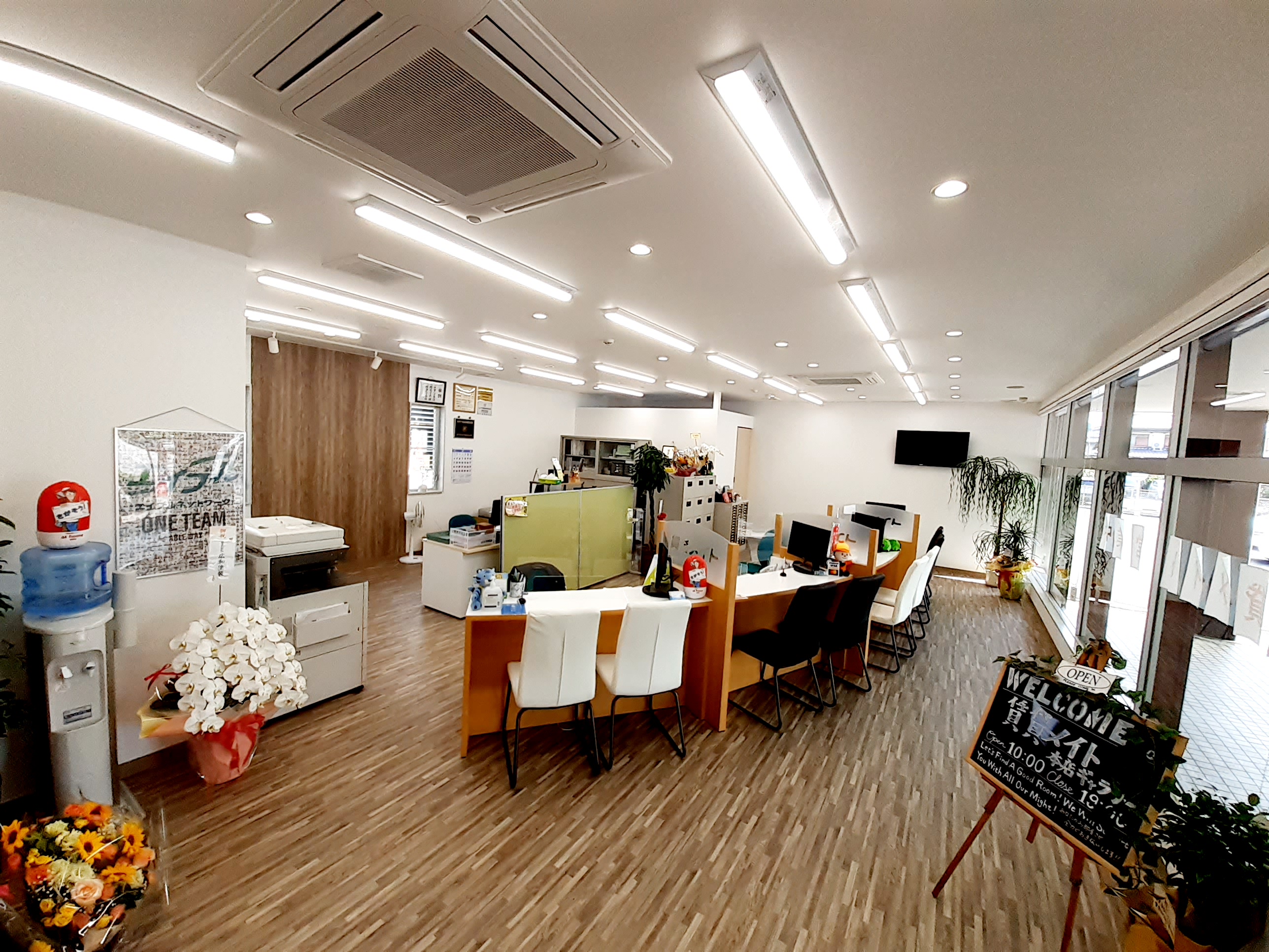 スタッフは女性3人、男性1人仲良く営業致しております☆