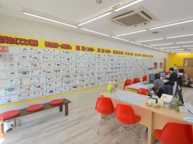 JR広島駅南口から、歩いてすぐ！女性スタッフ複数在籍の大きなお店です。お客様用駐車場完備しています。