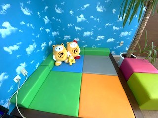 専用駐車場、キッズスペース完備です！