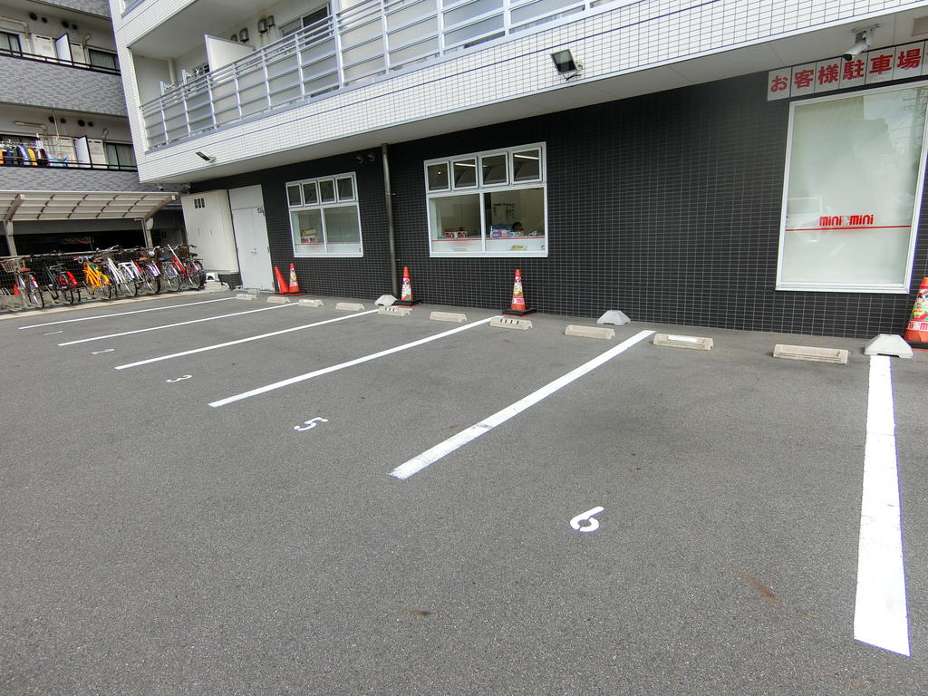 当店ではお客様用駐車場を店舗の南側にご用意しております。