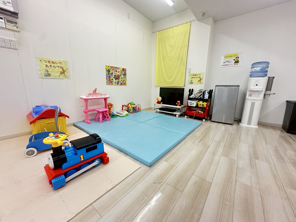 【キッズコーナー完備】おもちゃ、ＤＶＤ観賞、ジュースなどご用意ございます！