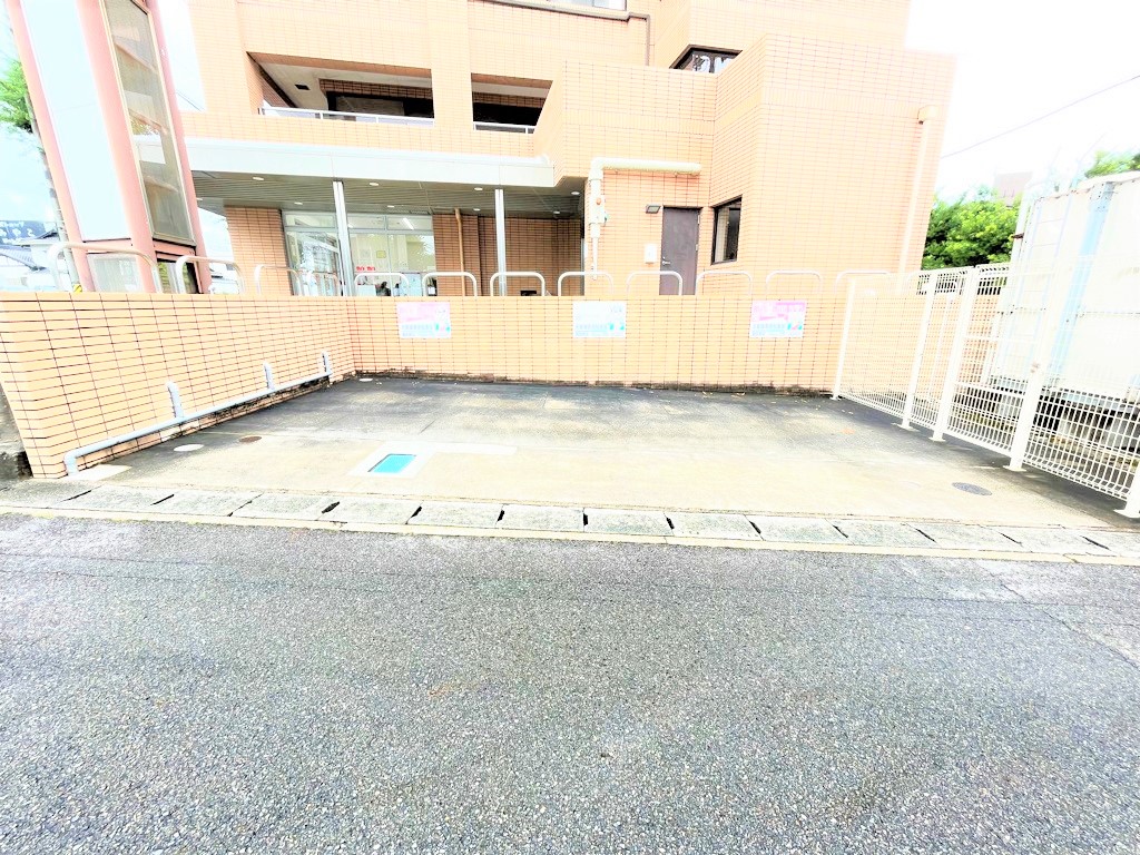 お車でご来店されるお客様のために駐車場を完備しております。ぜひお気軽にお越しください。