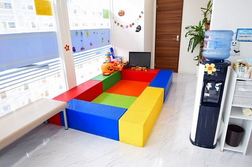 店舗は国道3号線伊敷中バス停より徒歩2分の場所にあり、車でお越しの際も8台駐車可能ですのでご来店しやすい立地です