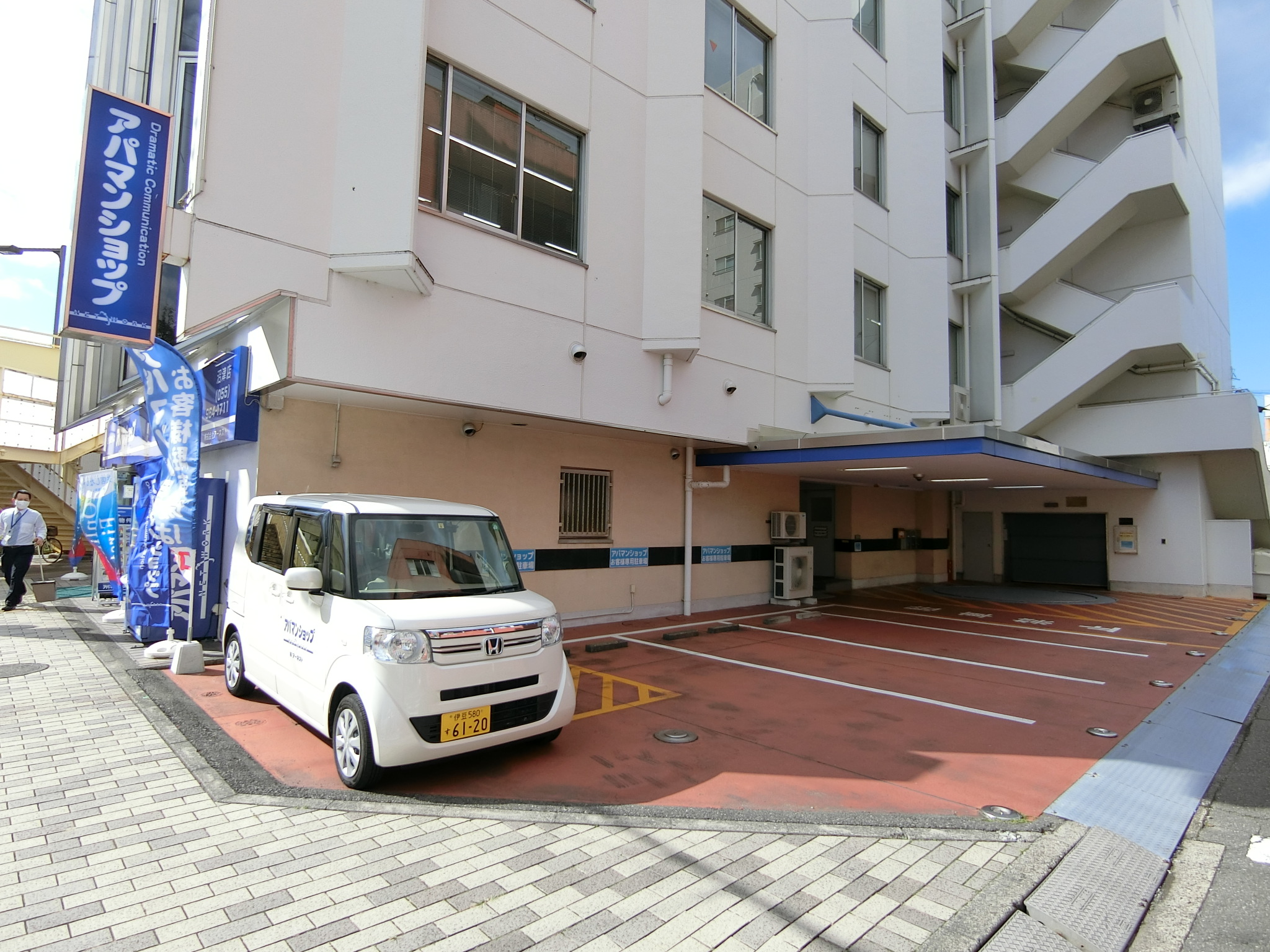 お客様無料駐車場13台分ございます。大きな幟旗が目印です！