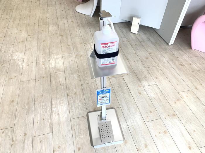お客様のご来店時にアルコール消毒のご協力をいただいております。