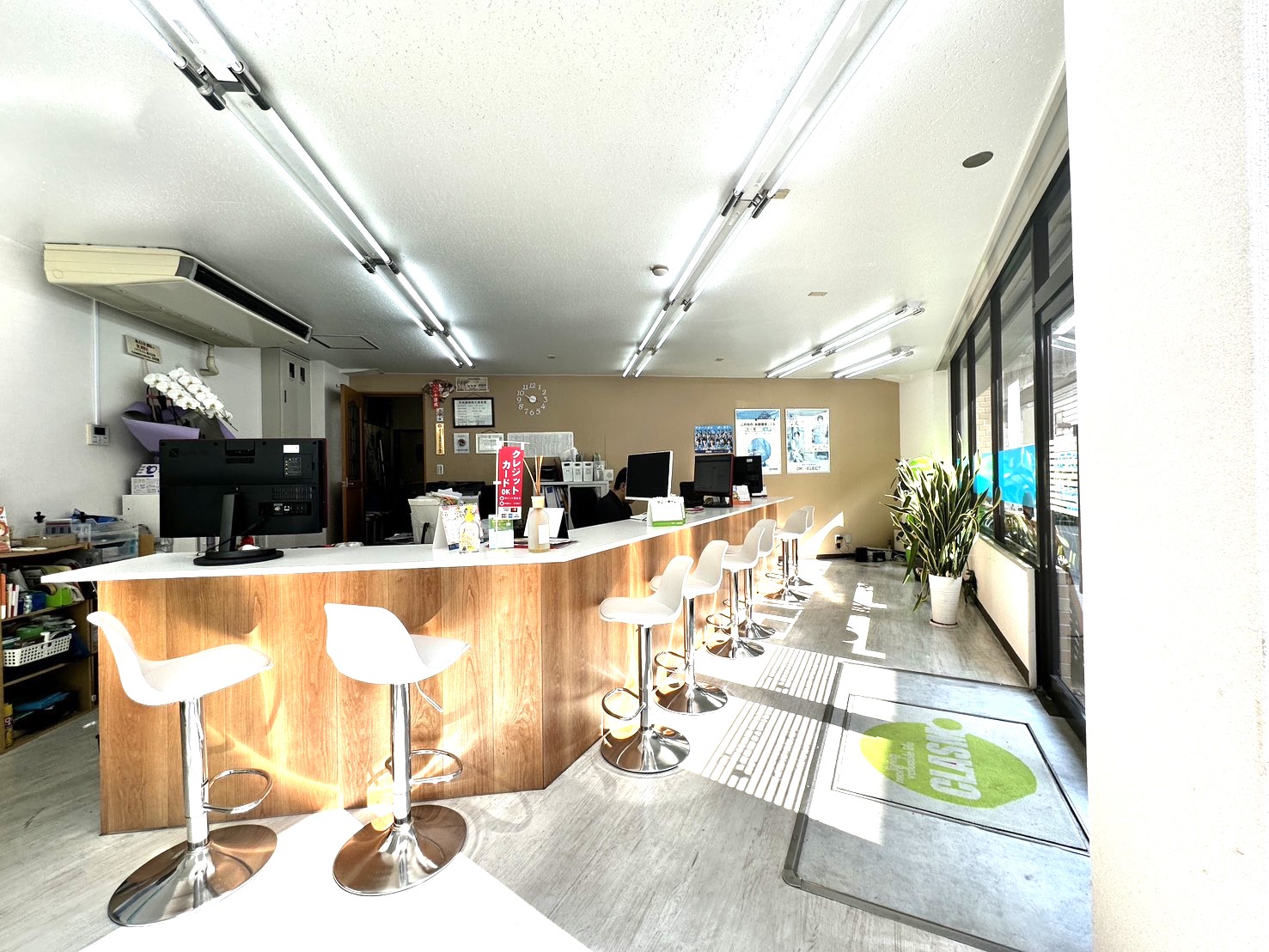 阪急茨木市駅よりお店まで徒歩2分です。お車でご来店のお客様は提携駐車場もございますのでご利用ください！