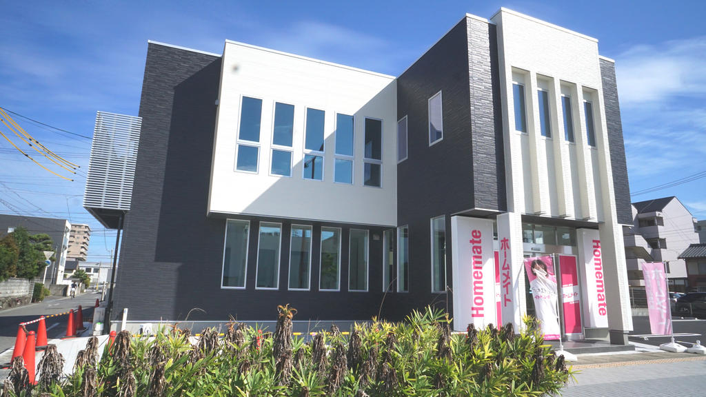 近鉄津駅から徒歩5分。国道23号線沿・駐車場もありますので、車でお越しの方でも安心してお越　　しいただける店舗で