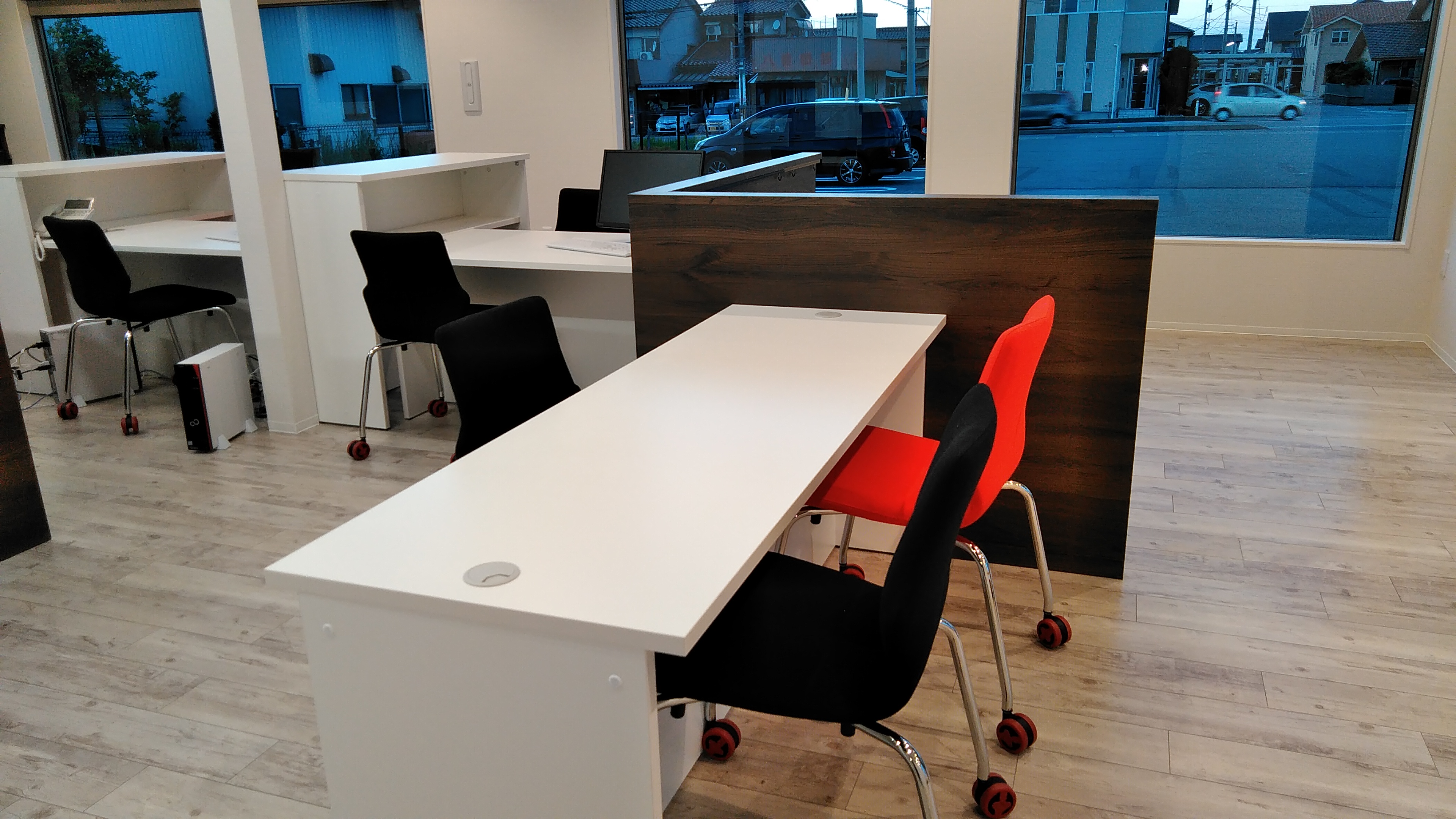 富山ICから車で約７分！富山市本郷のショッピングモールの一角の立地にございます！