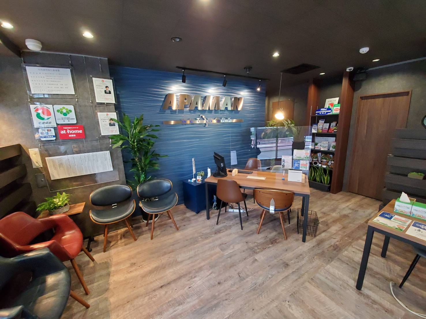 明るいスタッフとカフェのような落ち着いた空間で、お客様にとって入居後も安心できるお部屋をじっくりお探しします！