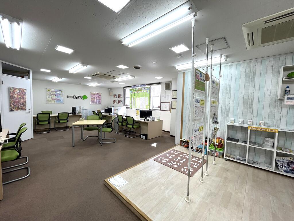 フレッシュな若手社員が揃っております！明るく元気に！提案やアドバイスをお客様へ還元する接客をおこないます！