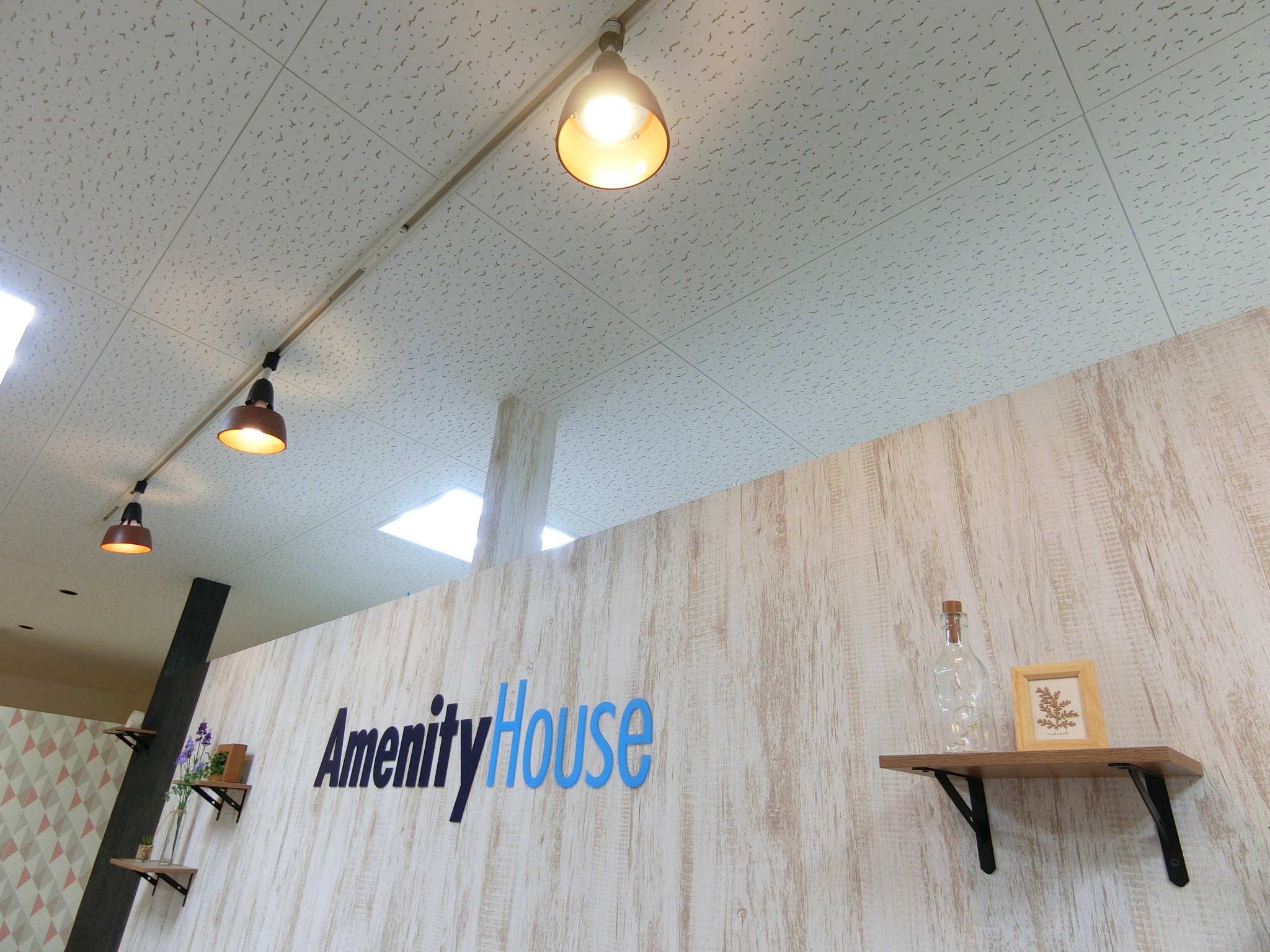 高知駅北口、四国銀行の北側にある不動産会社です。店舗の前に駐車場もありますのでお気軽にご来店ください！