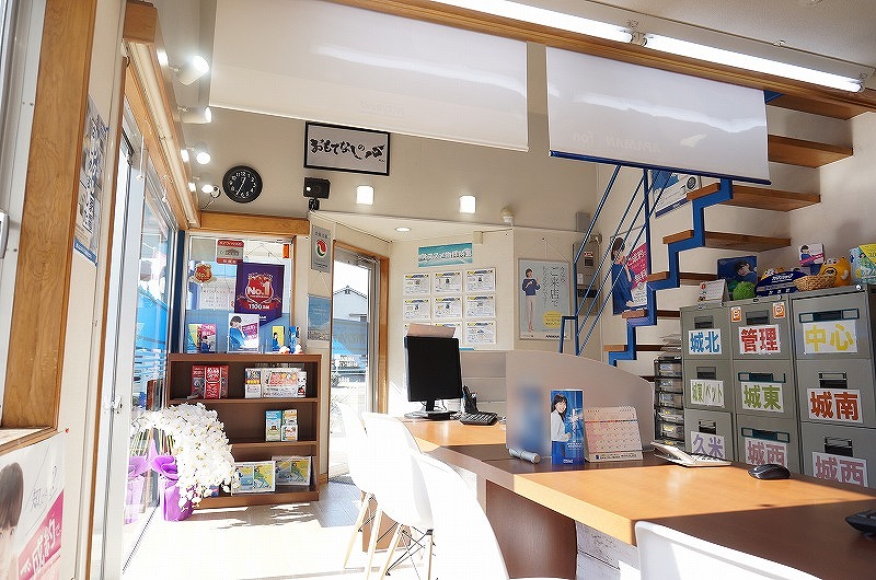 路面電車上一万駅から徒歩２分。勝山通り沿いのアパマンショップの看板が目印☆無料駐車場も完備。送迎も可能です！