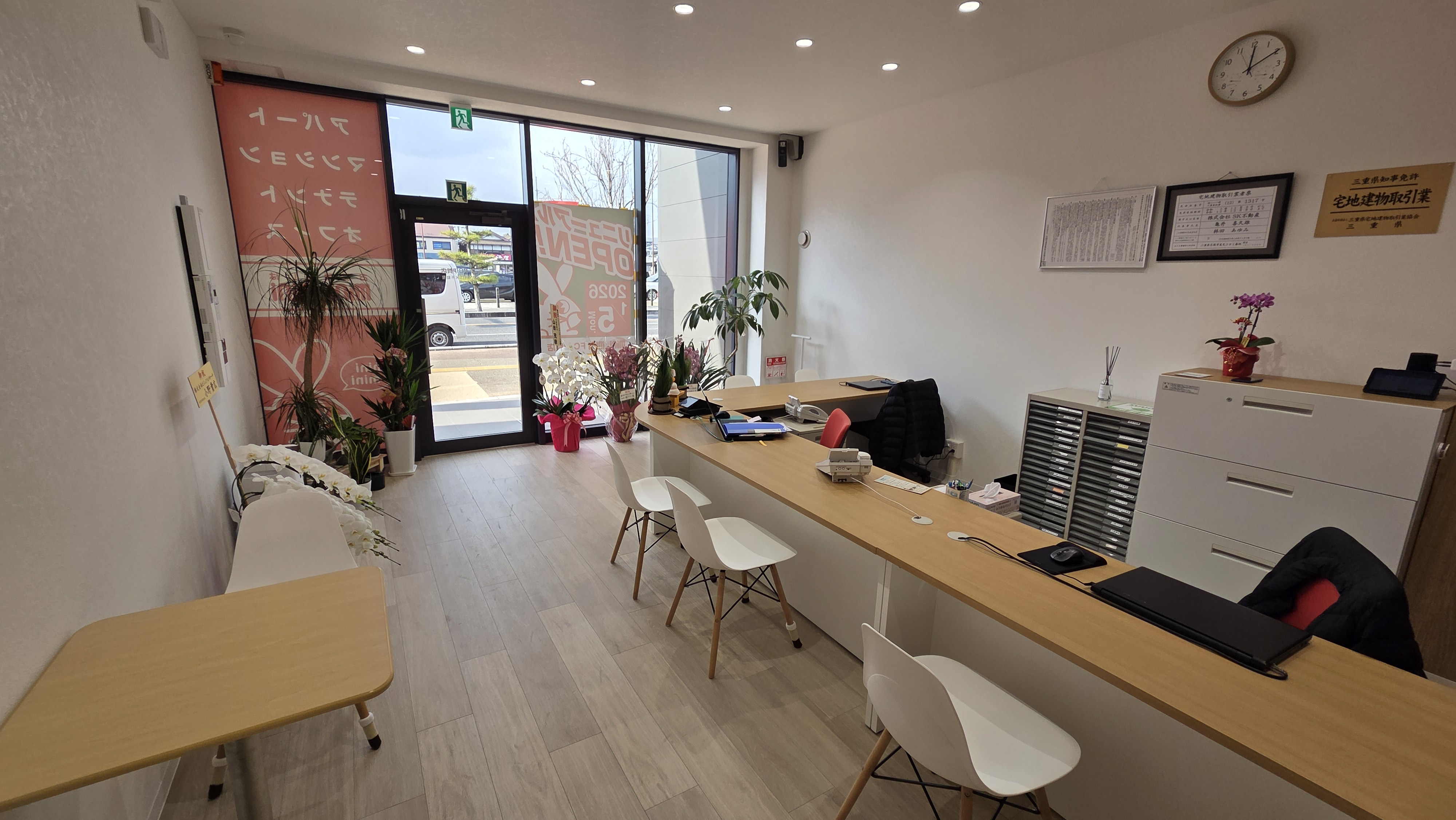 上野市駅より徒歩４分のお店となり電車で来られる方もお車で来られる方も安心のお店です。