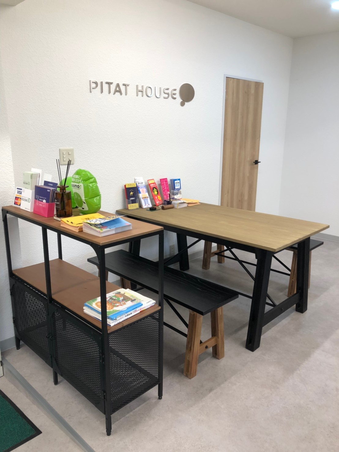 京浜東北線大森駅中央口を出て左ファミリーマートの裏側の1階が富士そばさんと携帯ショップが入った角のビルの2階です