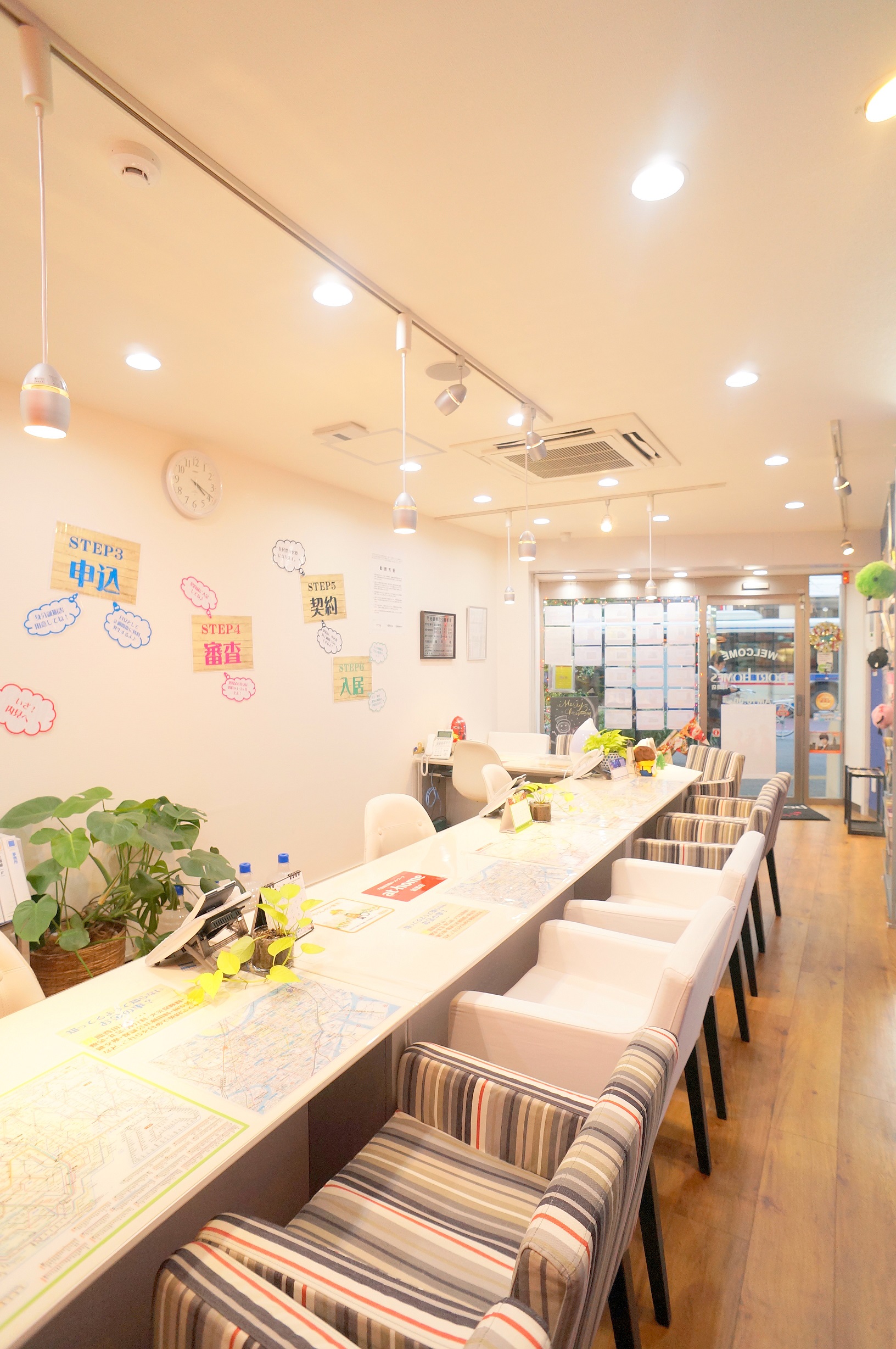 川崎駅徒歩3分、ベテランスタッフや英語対応可能なスタッフも在籍！