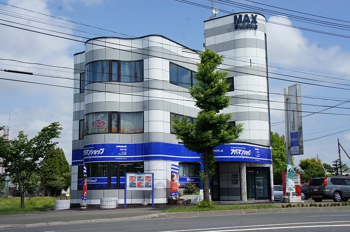 国道12号線に面する場所に位置しており、店舗横両方に駐車場を完備！<br>お車でお越しのお客様にも対応しております！