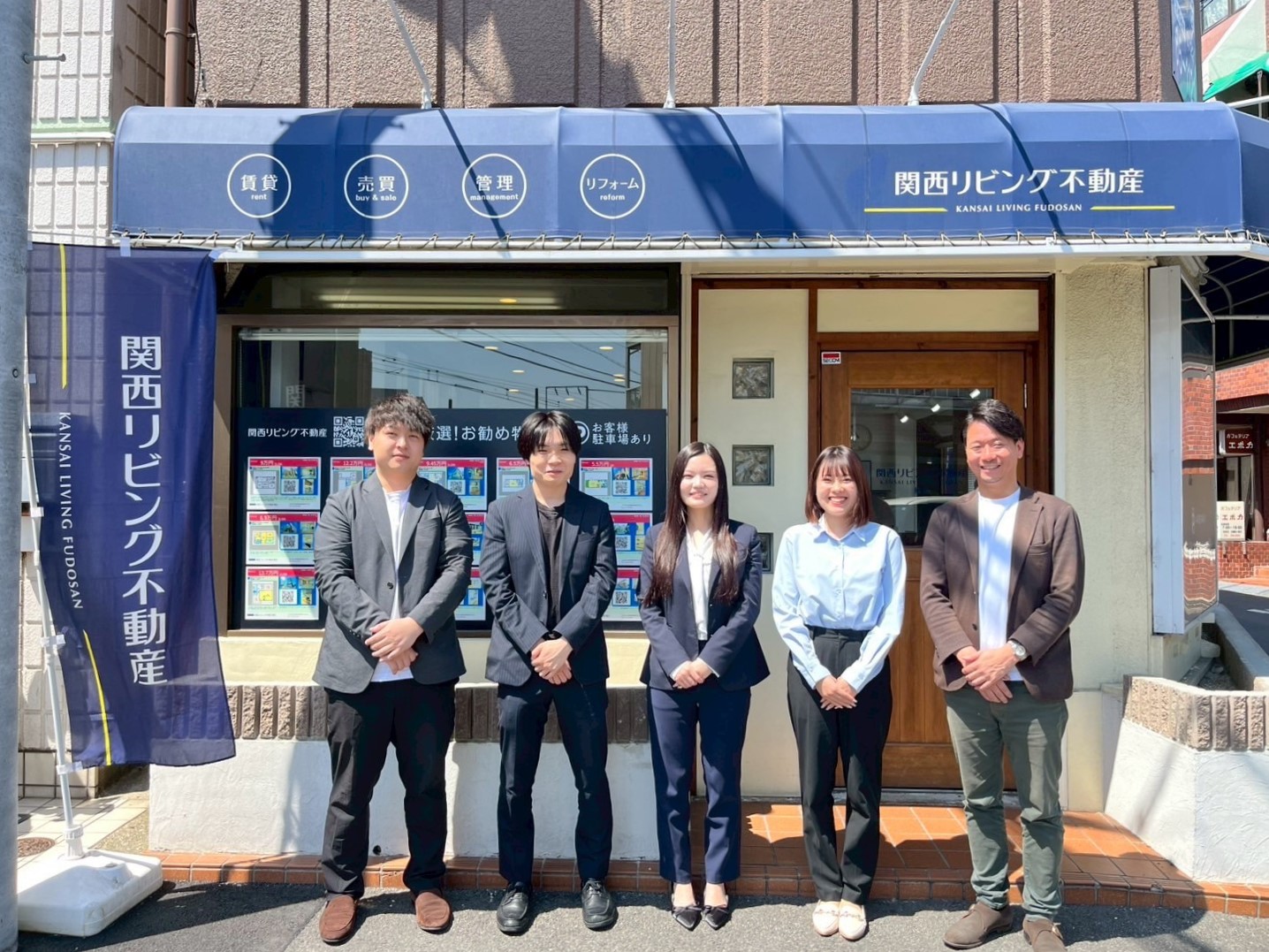 青いテントと青い看板が目印です