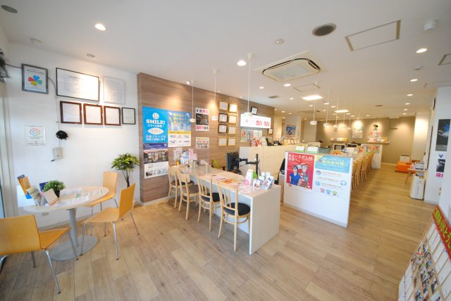 ゆったりとした空間でお部屋探しをサポートさせて頂きます♪カウンター席は5席・テーブル席は2席　御座います♪