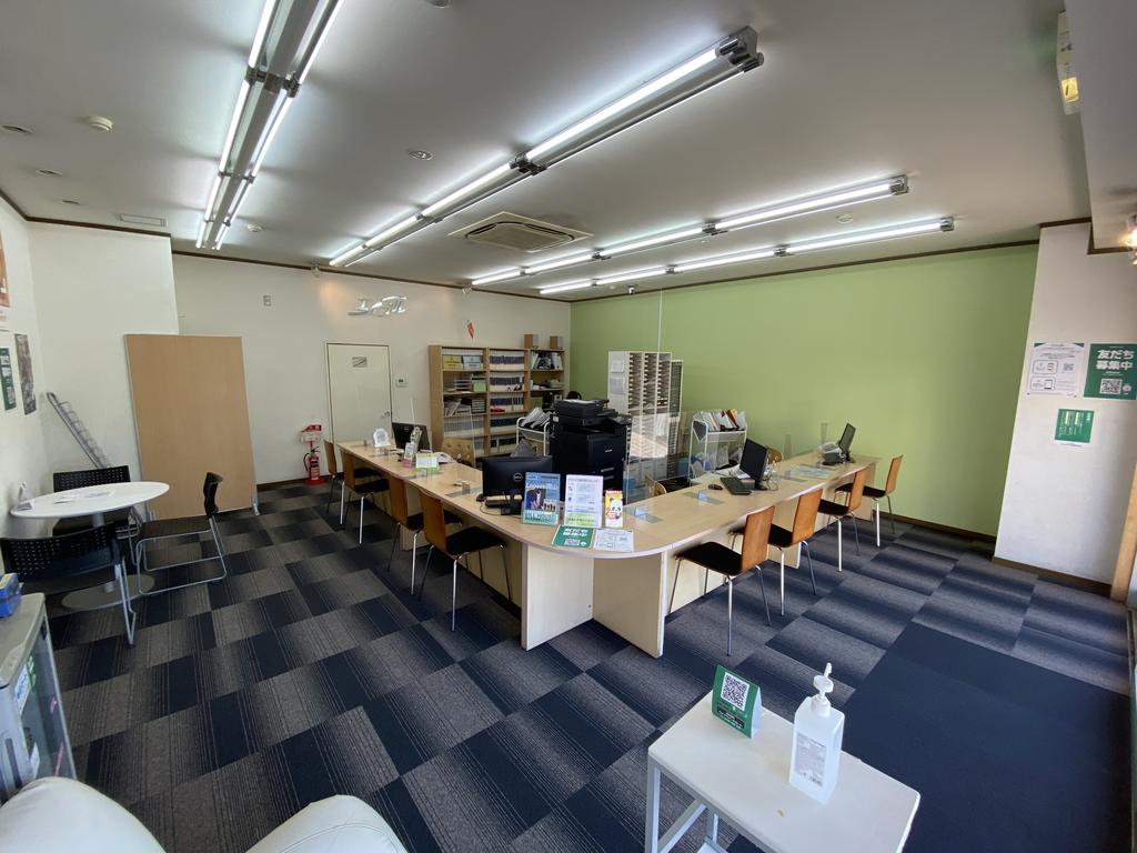 店舗目の前に駐車場がございますので、ご来店の際はご使用ください！