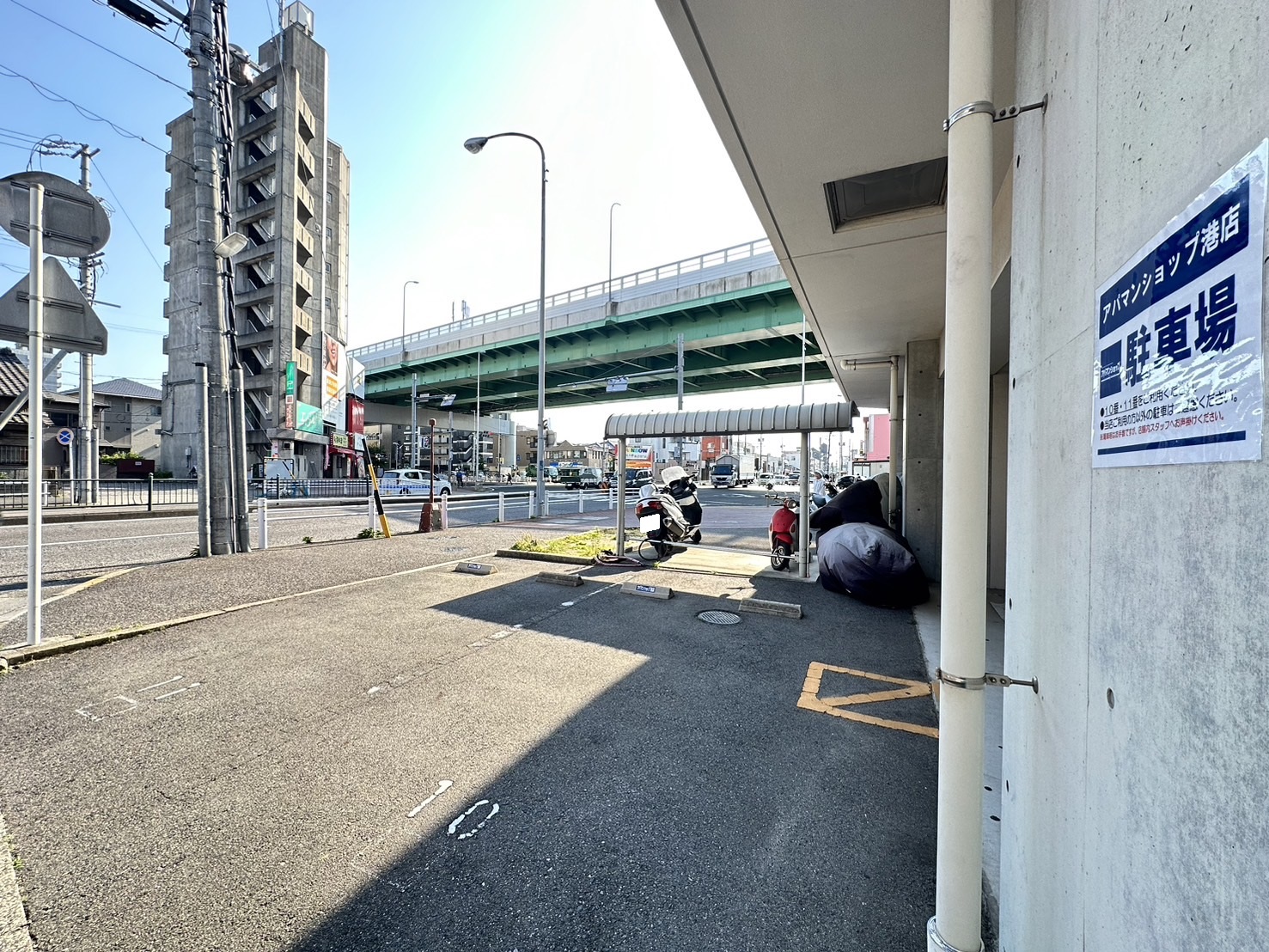 お客様専用駐車場（7～11番）がございます。お車でお越しの際にはぜひご利用ください★