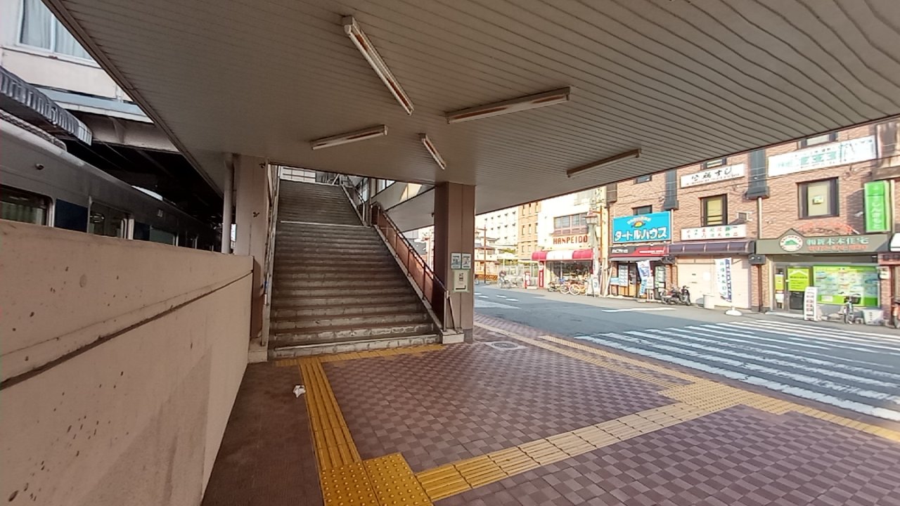 当店はJR片町線四条畷駅徒歩1分の場所にございます。もちろん無料の駐車場もご用意しております。