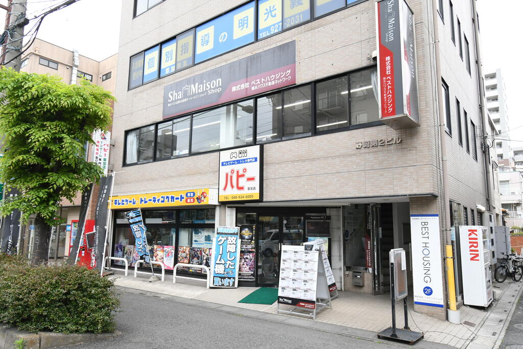 【草加駅】西口出口より徒歩2分の場所です。ビジネスホテル東横イン向かいビルの2階です。