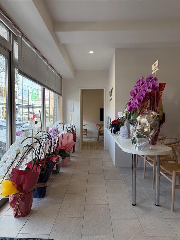 上質な家具で設えたオフィスで皆さまをお待ちしております。