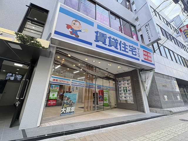 近鉄八尾駅から徒歩２分のきれいなお店です。