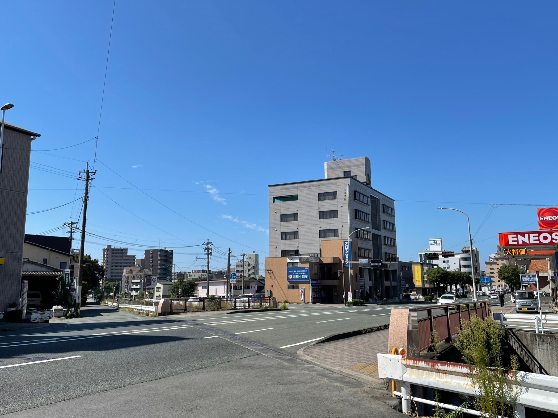 ◎店舗内は明るくアットホームな雰囲気です！交差点横にあり、県庁側からでも自衛隊側でも入りやすい立地です