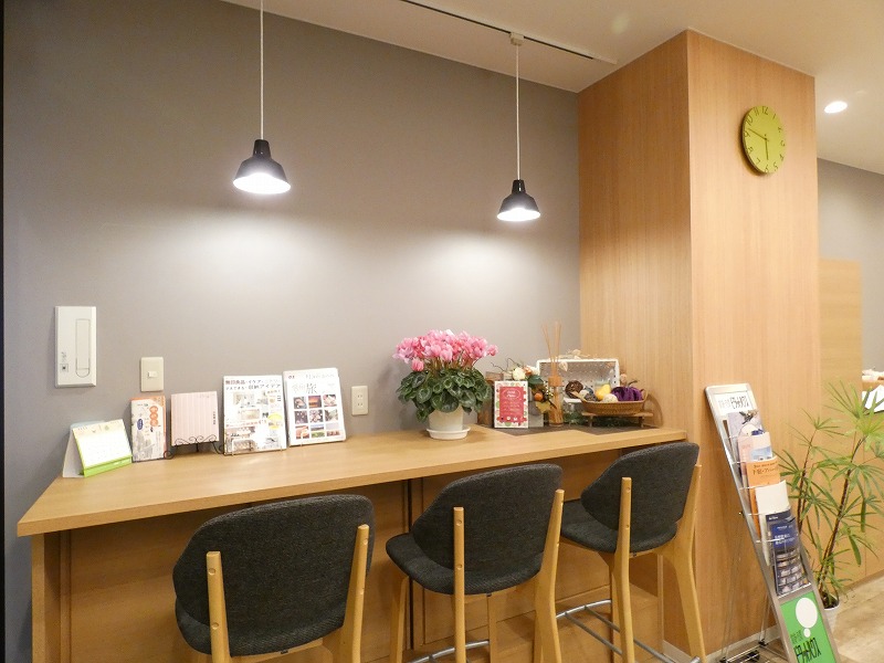 お待ちのあいだは、カウンターでティーブレイク♪長野市情報雑誌も多数取り揃えております