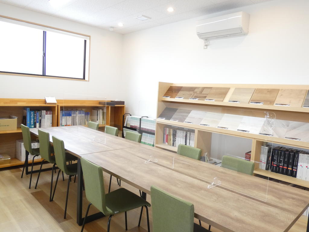 相談カウンター以外に、商談テーブルや打合せ室あり。