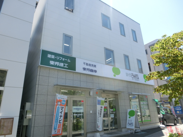 松本駅から徒歩約３分。敷地内には駐車場も完備されておりますのでお気軽にお立ち寄りください。