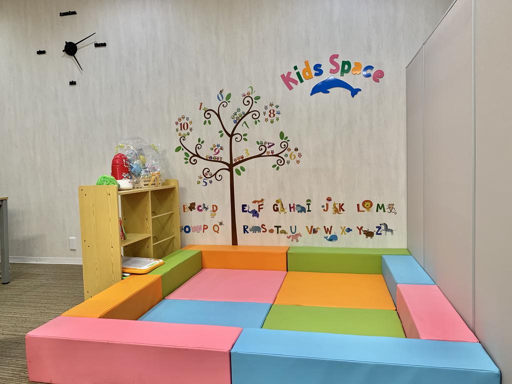 ファミリー層に喜ばれるキッズスペースを設置。ベビーカーでそのまま入店できます。