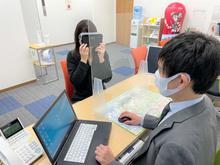 VR内見を積極的に導入中！入居中の物件も店舗内で疑似内見可能です。