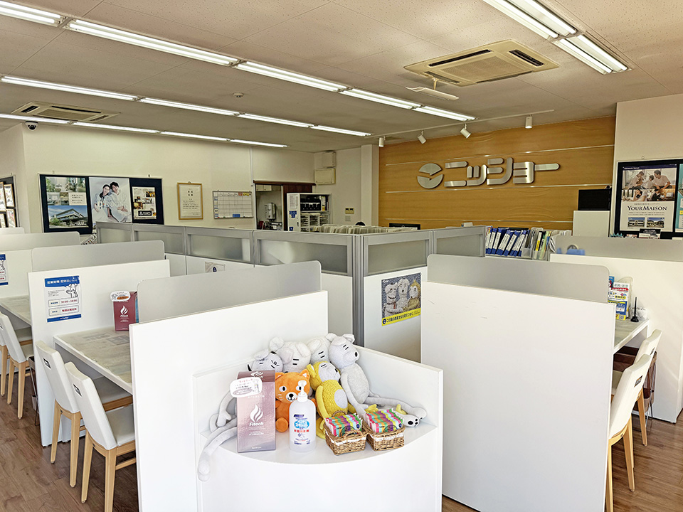 店内カウンターは仕切りで区切られているので、安心してご相談いただけます。