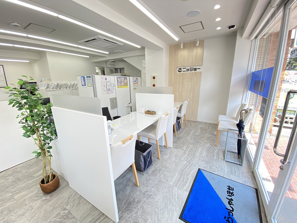 店内カウンターは仕切りで区切られているので、安心してご相談いただけます。