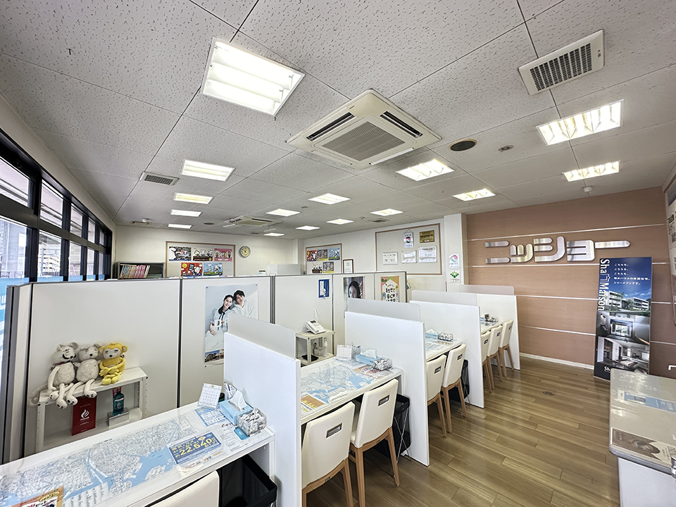 店内カウンターは仕切りで区切られているので、安心してご相談いただけます。