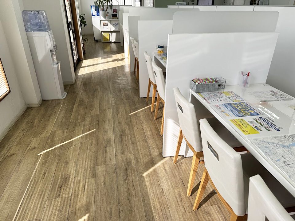 店内カウンターは仕切りで区切られているので、安心してご相談いただけます。