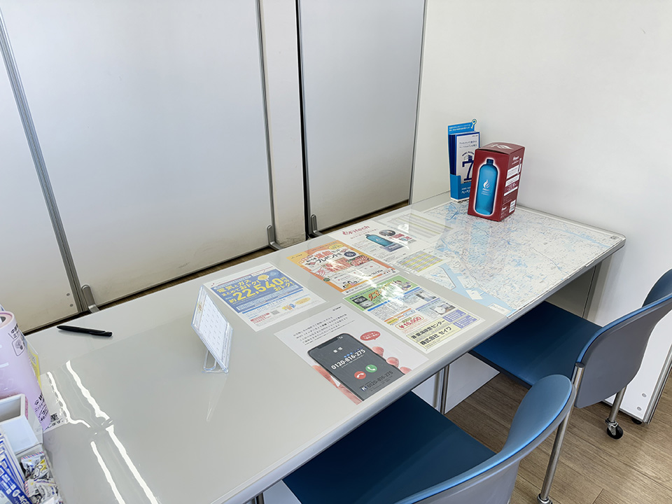 店内カウンターは仕切りで区切られているので、安心してご相談いただけます。