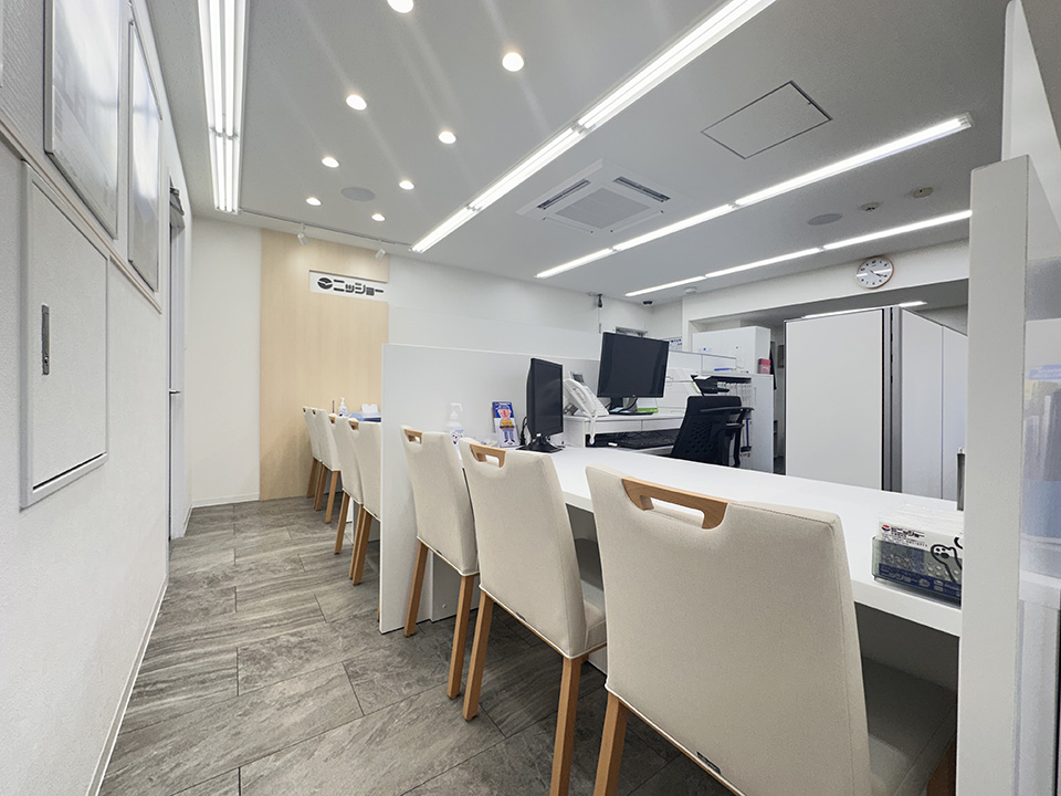 店内カウンターは仕切りで区切られているので、安心してご相談いただけます。