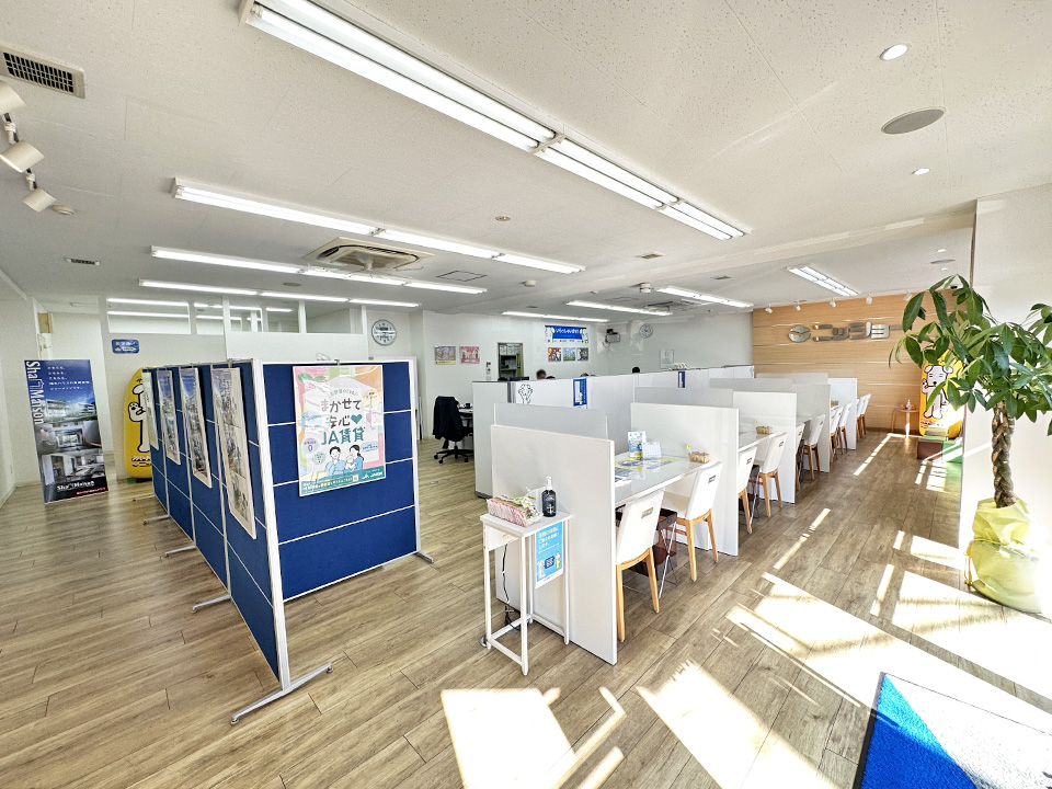 店内カウンターは仕切りで区切られているので、安心してご相談いただけます。