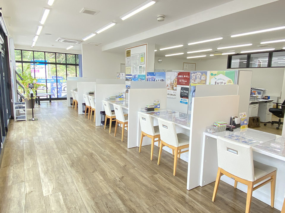 店内カウンターは仕切りで区切られているので、安心してご相談いただけます。