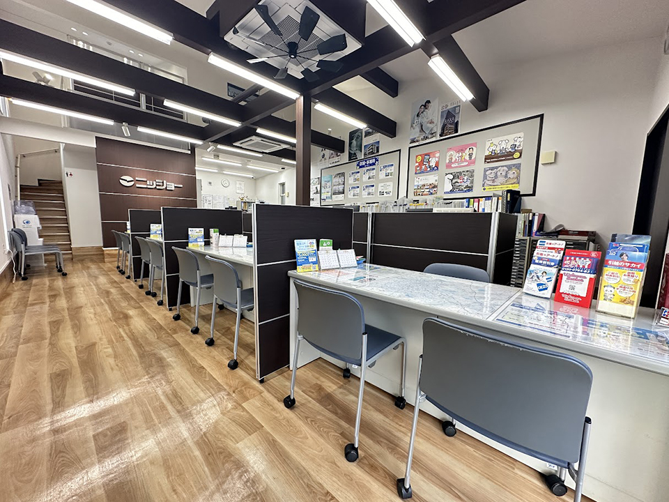 店内カウンターは仕切りで区切られているので、安心してご相談いただけます。