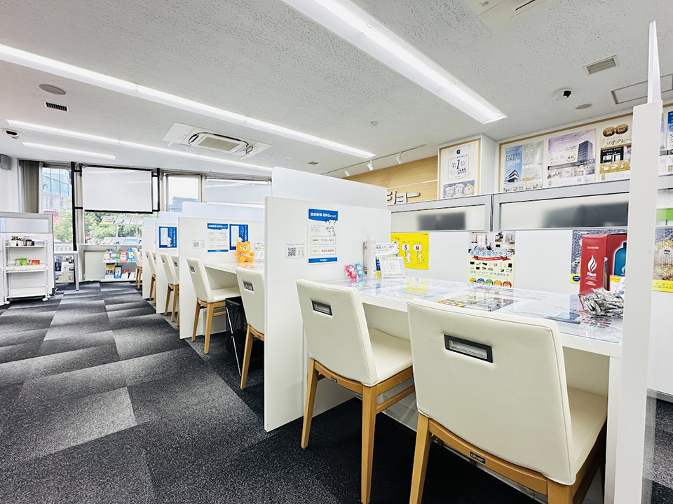 店内カウンターは仕切りで区切られているので、安心してご相談いただけます。