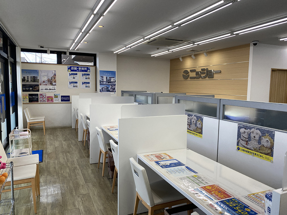 店内カウンターは仕切りで区切られているので、安心してご相談いただけます。